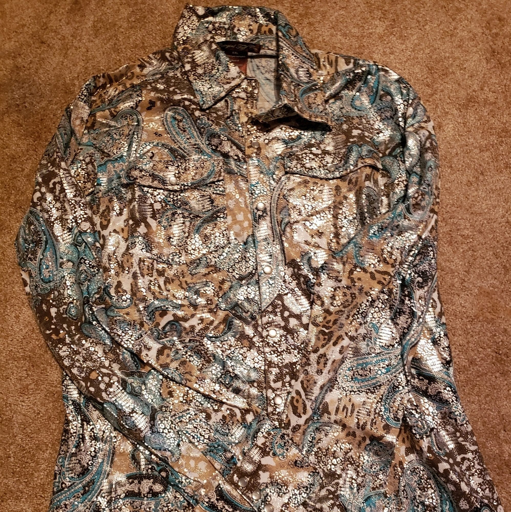 Long sleeve shirt with snaps